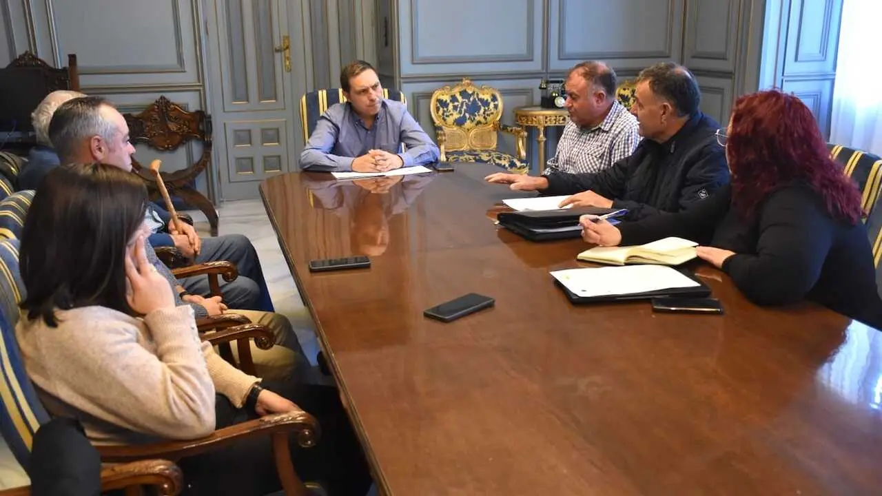 El presidente de la Diputación de Cuenca, Álvaro Martínez Chana, durante la reunión mantenida con agricultores de la Serranía Baja
