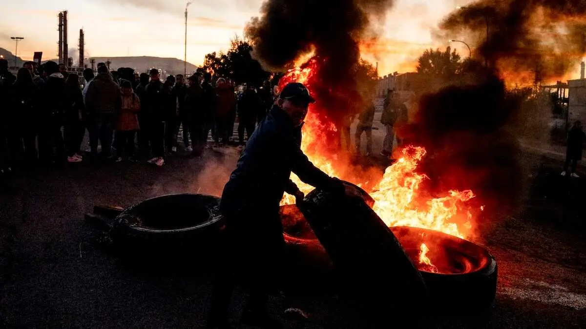 La segunda jornada de huelga indefinida del sector del metal en la provincia de Ciudad Real ha arrancado este martes con un seguimiento masivo, según ha asegurado el secretario general de CCOO Castilla-La Mancha, Javier Ortega en Puertollano (Ciudad Real) - EFE/ Jesús Monroy