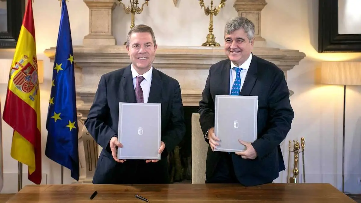 El presidente de Castilla-La Mancha, Emiliano García-Page, firma, en el Palacio de Fuensalida de Toledo, el Convenio Marco de colaboración entre la Junta de Comunidades de Castilla-La Mancha y la Fundación “La Caixa” en materia de Obra Social 2025