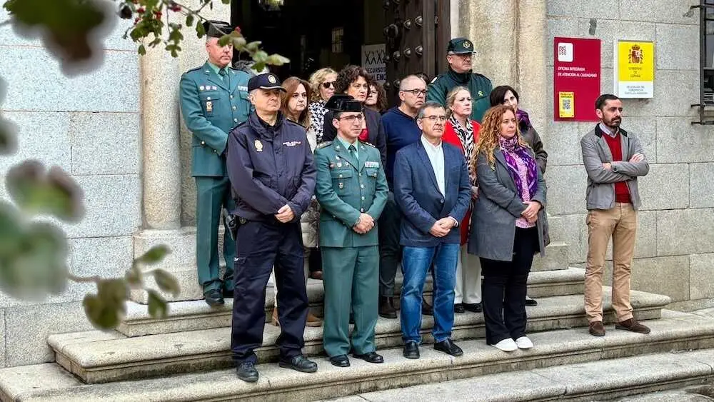 Minuto de silencio este martes a las puerta de la Delegación del Gobierno en Castilla-La Mancha por las dos últimas víctimas de la violencia machista en España