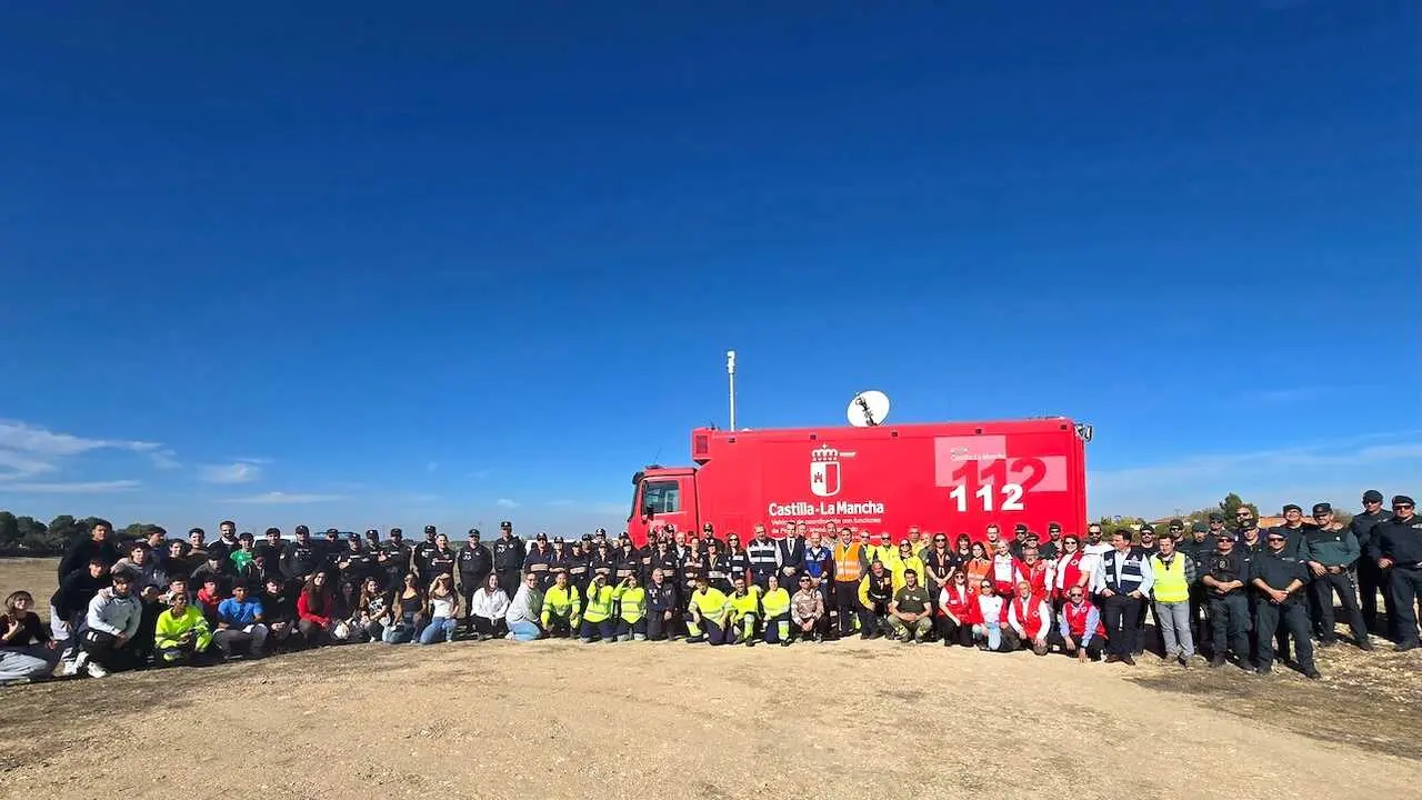 Más de 200 efectivos simulan un accidente aéreo en el Aeropuerto de Albacete
