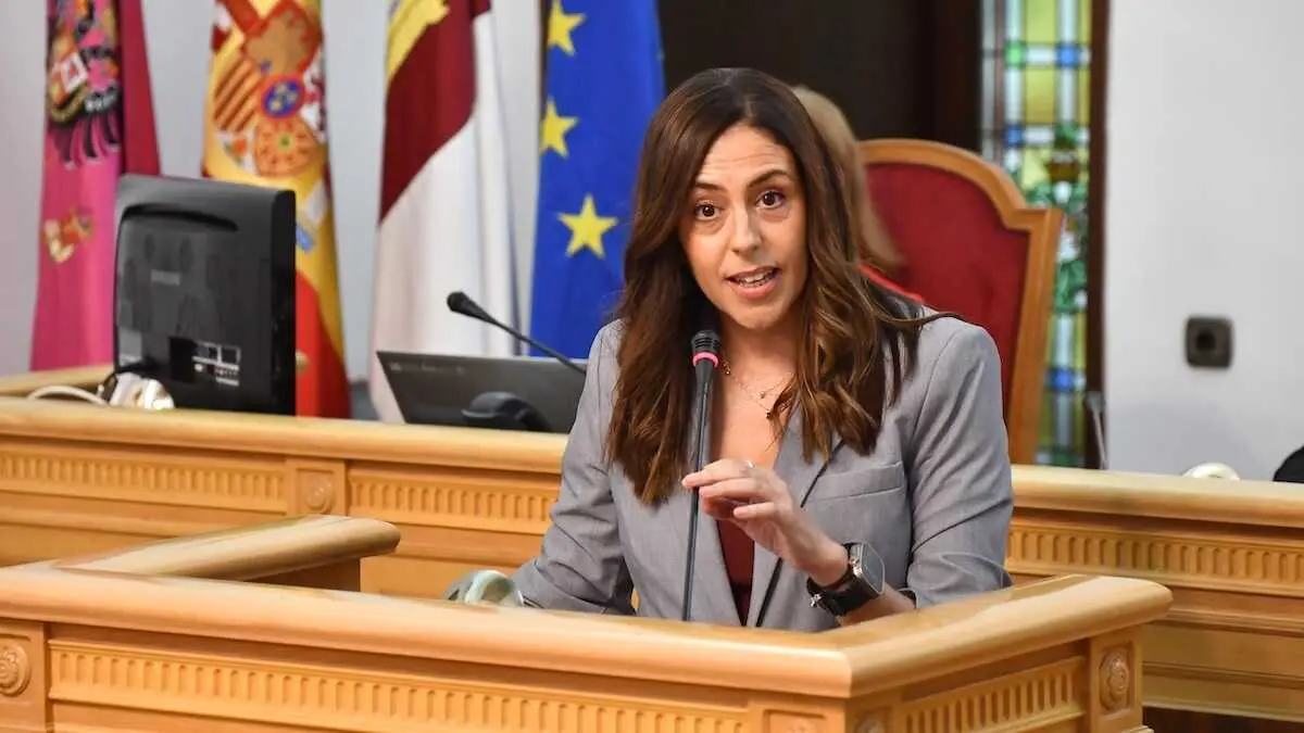 La portavoz del PSOE en el Ayuntamiento de Toledo, Noelia de la Cruz, durante su intervención en el Debate Sobre el Estado de la Ciudad
