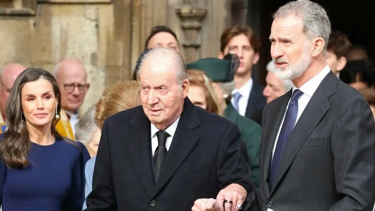 En la imagen de archivo la reina Letizia, el rey Juan Carlos y su hijo el rey Felipe VI