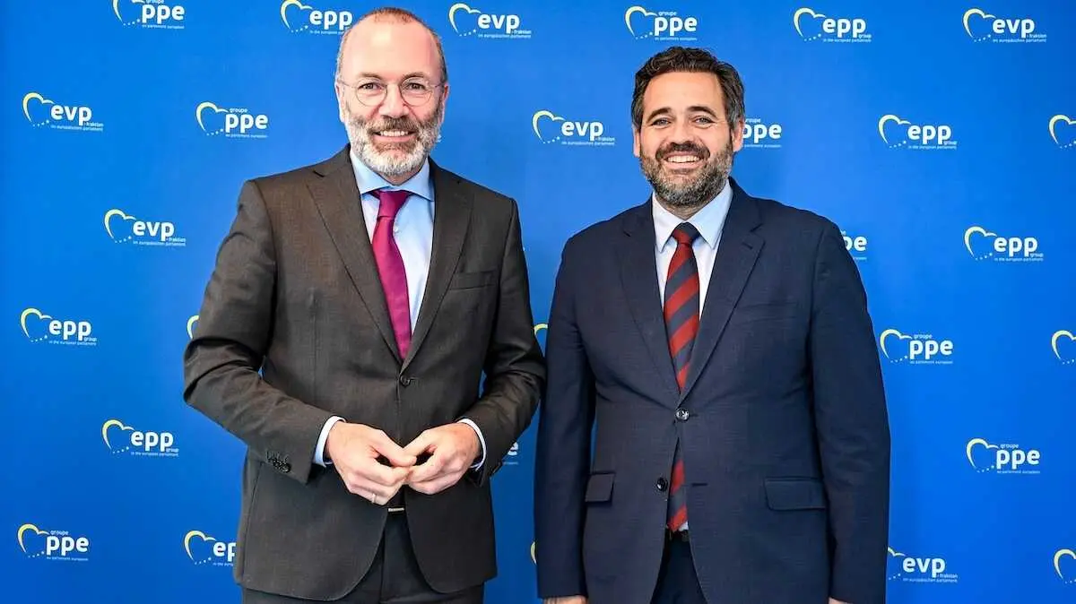 El presidente del PP de Castilla-La Mancha, Paco Núñez (d), este miércoles en Bruselas junto ael presidente del PPE, Manfred Webber (i)