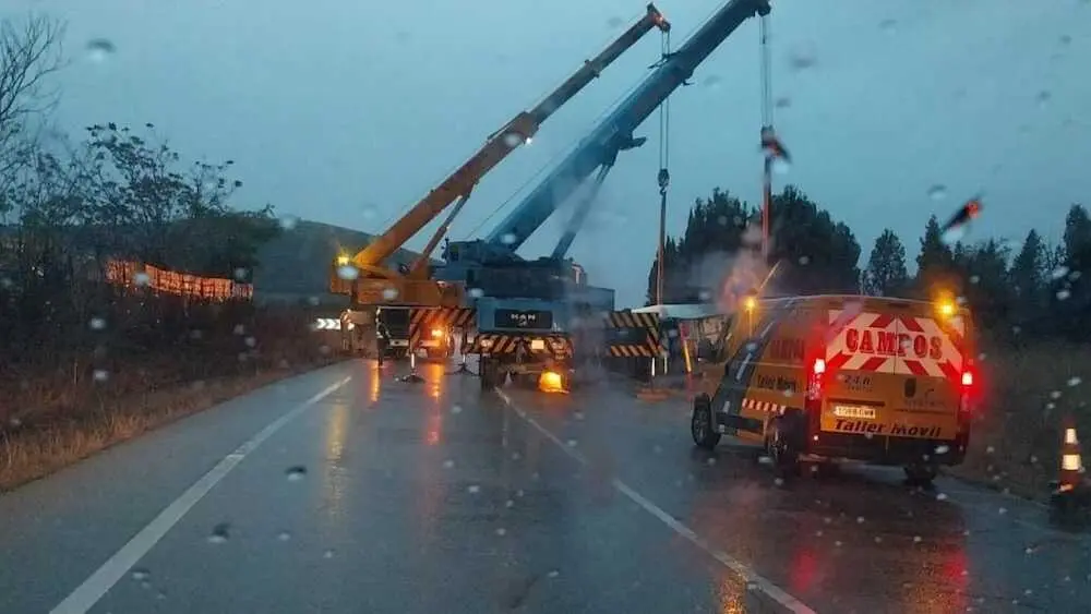 Cortada al tráfico la carretera CM-4003 en Bargas (Toledo) por la salida de vía de un camión