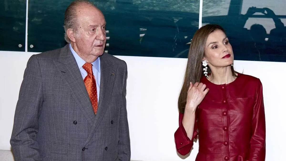En la imagen de archivo el rey Juan Carlos I junto a la reina Letizia en un acto