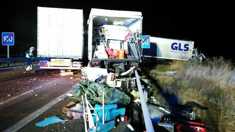Un conductor herido tras la colisión de dos camiones en la A-4 en Ciudad Real, accidente de tráfico, camión