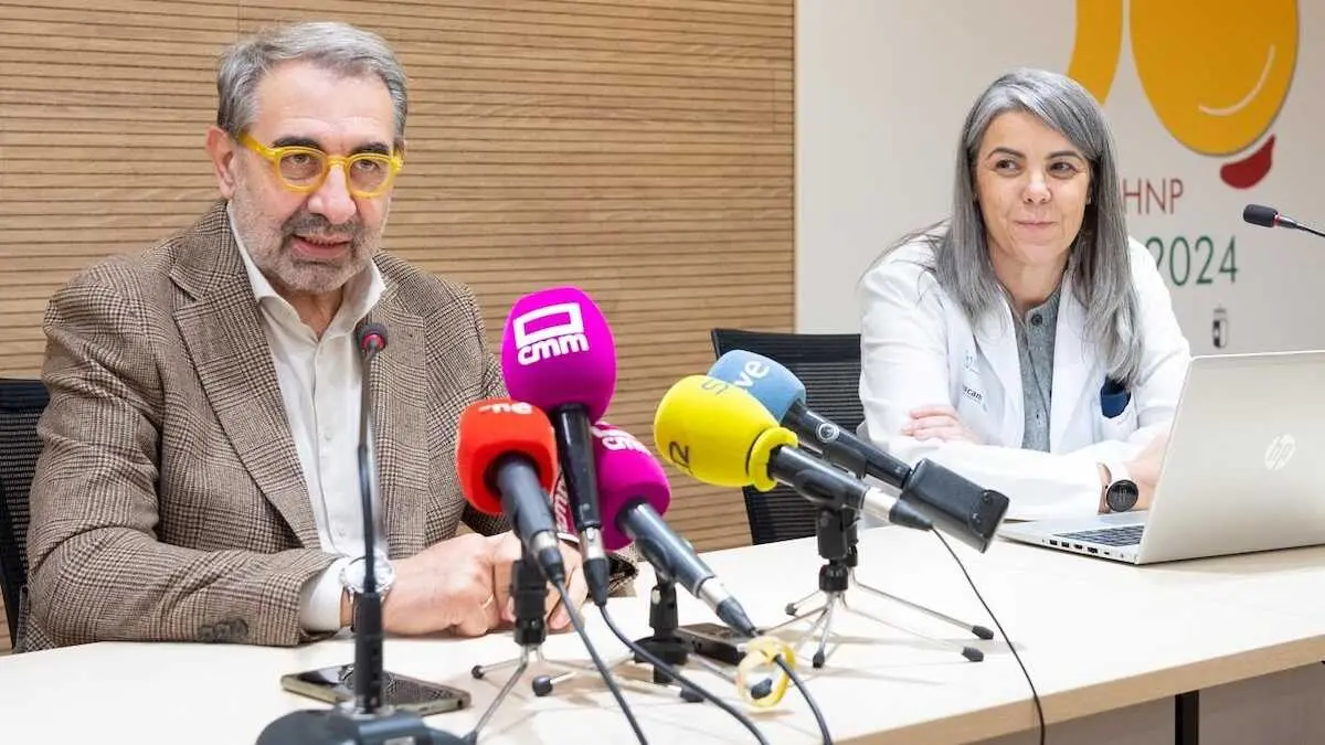 El consejero de Sanidad de Castilla-La Mancha, Jesús Fernández Sanz, y la directora gerente del Hospital Nacional de Parapléjicos, Mónica Alcobendas, durante la rueda de prensa que han ofrecido