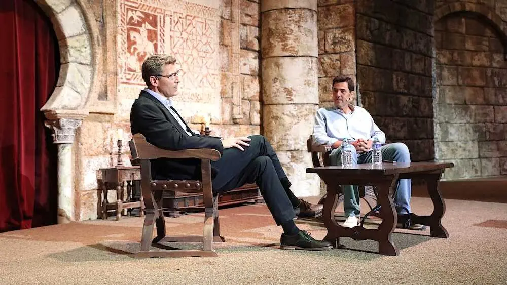 El director general de Eurocaja Rural, Víctor Manuel Martín, durante su intervención en la Convención Comercial de MasOrange celebrada en el parque de Puy du Fou en Toledo