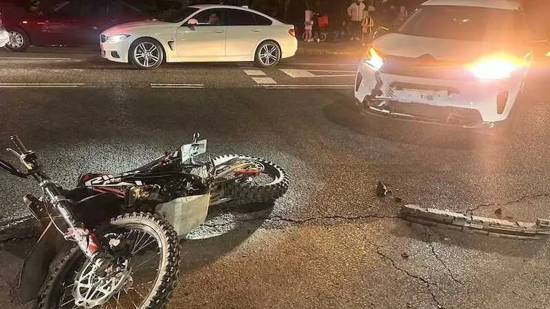 Herido un hombre tras colisionar su moto con un coche en una calle de Cuenca