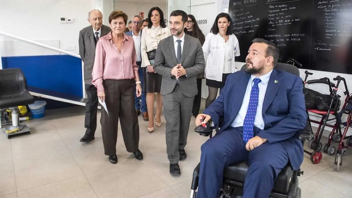 El ministro de Derechos Sociales, Consumo y Agenda 2030, Pablo Bustinduy, junto al alcalde de La Roda (Albacete), Juan Ramón Amores, visita el Centro Integral de Rehabilitación de Enfermos Neurológicos Crónicos - EP/Víctor Fernández