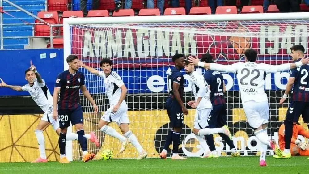 El Albacete cae en Eibar tras dos penaltis polémicos pese al doblete de Jefté (3-2)