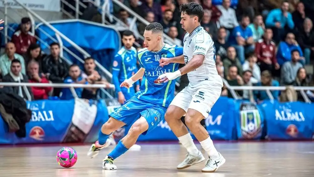 El Viña Albali Valdepeñas sufre pero logra un valioso triunfo ante el Alzira (1-0)