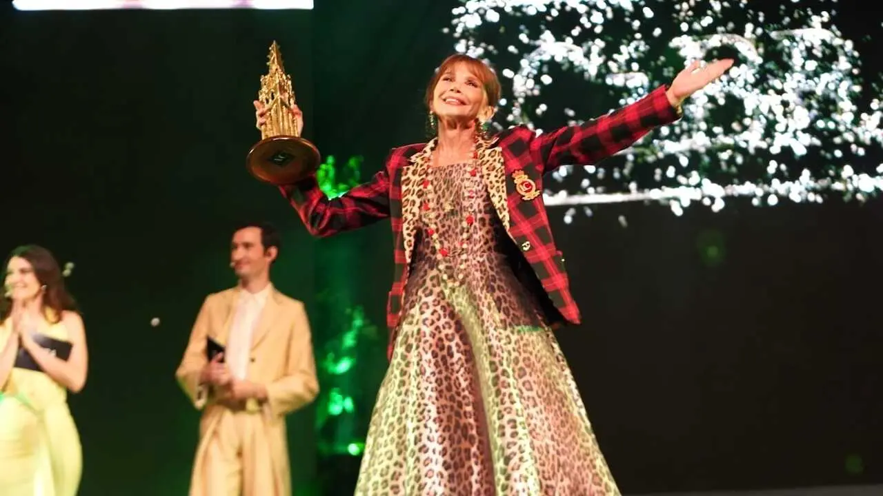 La actriz Victoria Abril recibe el Premio 'Toledo de cine' en la clausura del Festival CiBRA - Fotografía: Enrique Muñoz - La Buitre