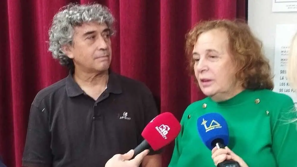 El profesor e investigador de la Universidad de Castilla-La Mancha (UCLM), Máximo Florín Beltrán, y María Manzano, miembro de la Plataforma Stop Biometano de Castilla-La Mancha, atendiendo a los medios este domingo en Manzanares (Ciudad Real)