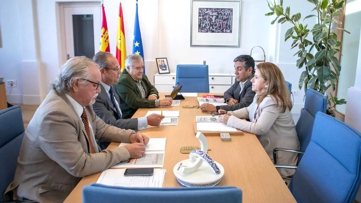 El consejero de Hacienda, Administraciones Públicas y Transformación Digital, Juan Alfonso Ruiz Molina, se reúne, en la sede de la Consejería, con el secretario general de CCOO Castilla-La Mancha, Javier Ortega, para informarle del proyecto de Ley de Presupuestos para 2026