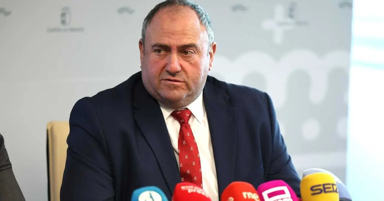 El consejero de Agricultura, Ganadería y Desarrollo Rural, Julián Martínez Lizán, este lunes en rueda de prensa en la Consejería de Agricultura en Toledo - EFE/Ismael Herrero