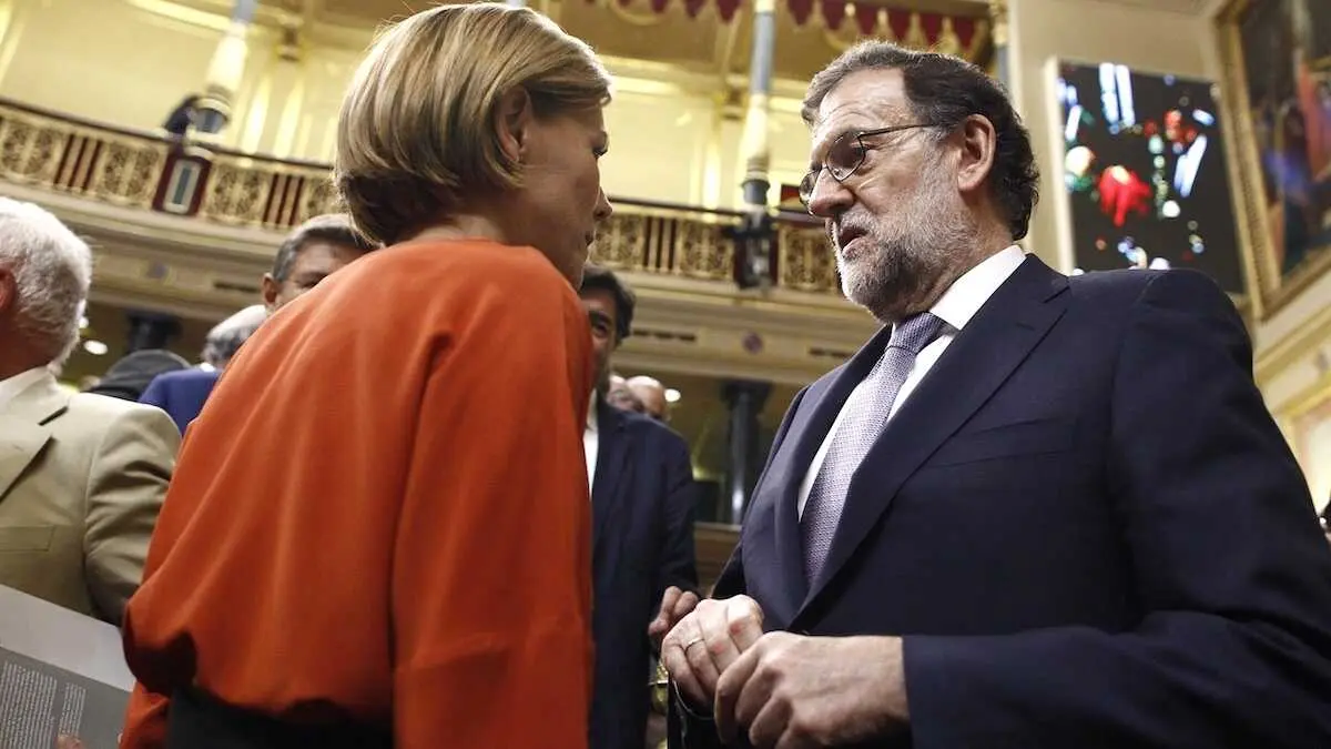 La entonces presidenta de Castilla-La Mancha, María Dolores de Cospedal, junto al presidente del Gobierno de España, Mariano Rajoy, en el Congreso de los Diputados - EP/Archivo