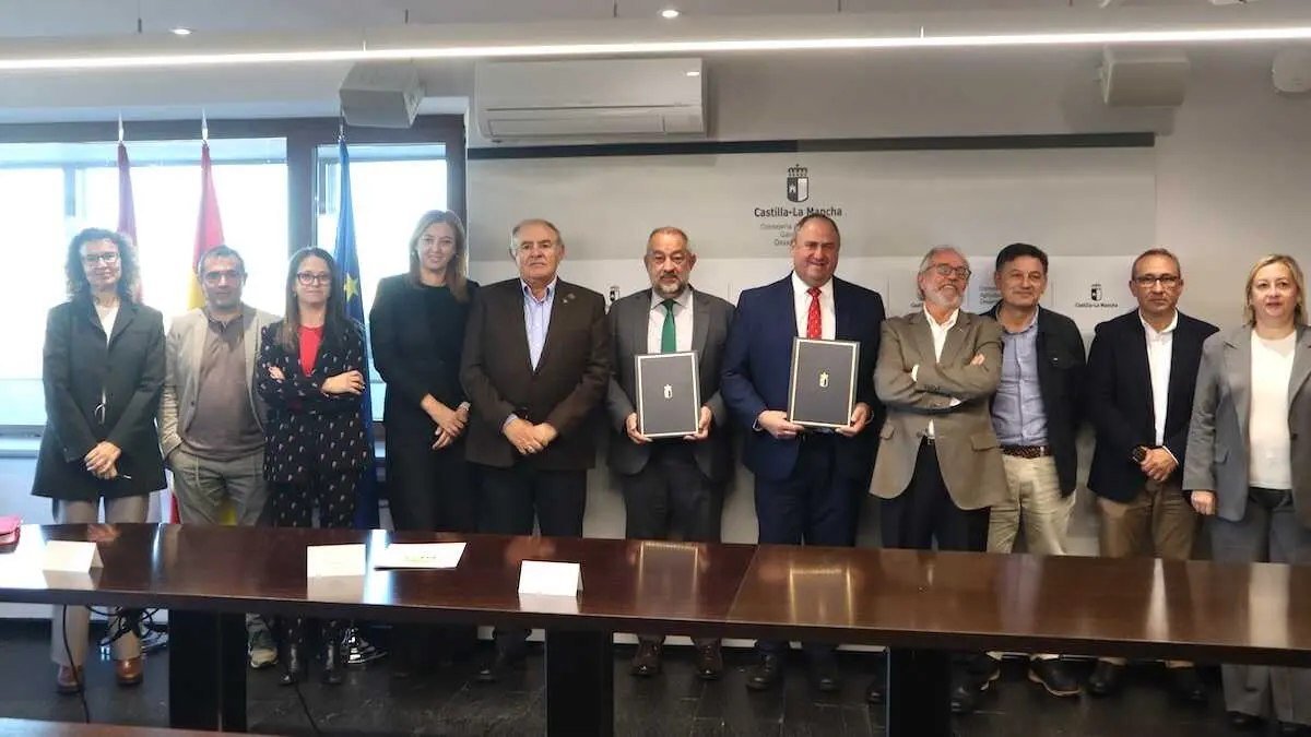 El consejero de Agricultura, Ganadería y Desarrollo Rural, Julián Martínez Lizán, ha firmado el convenio de colaboración para el análisis de costes de producción en los subsectores agroalimentarios representativos de la región con el rector de la Universidad de Castilla-La Mancha (UCLM), Julián Garde