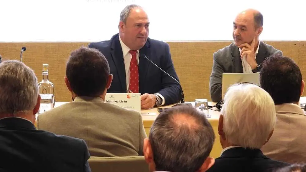 El consejero de Agricultura, Ganadería y Desarrollo Rural, Julián Martínez Lizán, preside la reunión del Eje 6 del Pacto Castilla-La Mancha Horizonte 2030