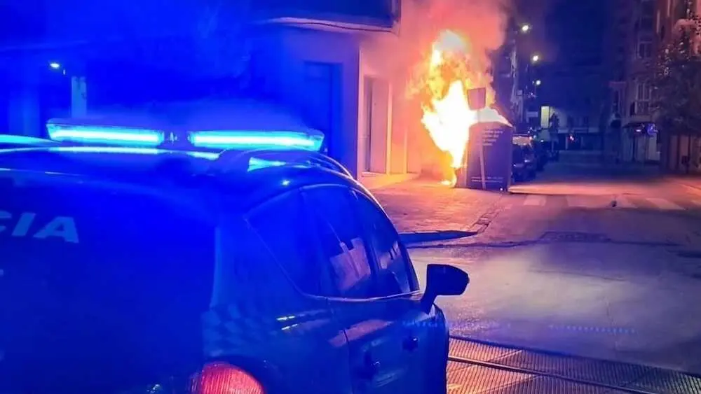 Un incendio de contenedores provoca daños en la fachada de una casa en Cuenca