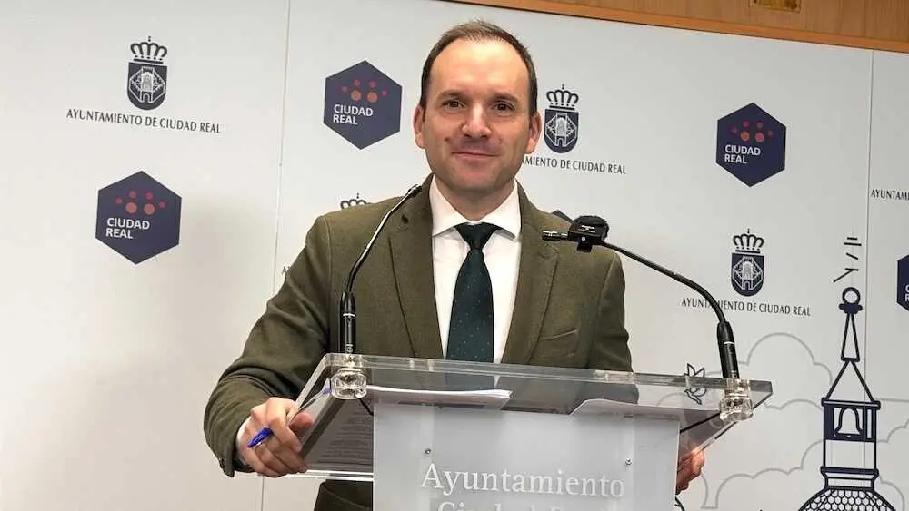 El portavoz del equipo de Gobierno del Ayuntamiento de Ciudad Real, Guillermo Arroyo, en rueda de prensa - EP