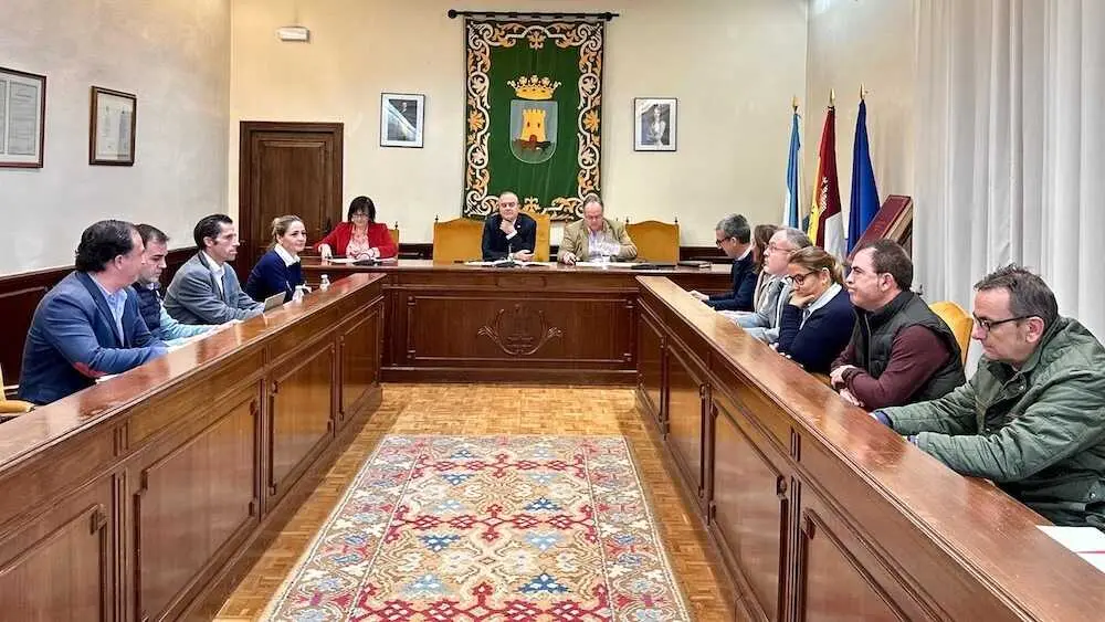 El alcalde de Talavera de la Reina, José Julián Gregorio, ha presidido la reunión de la Comisión de Seguimiento del AVE