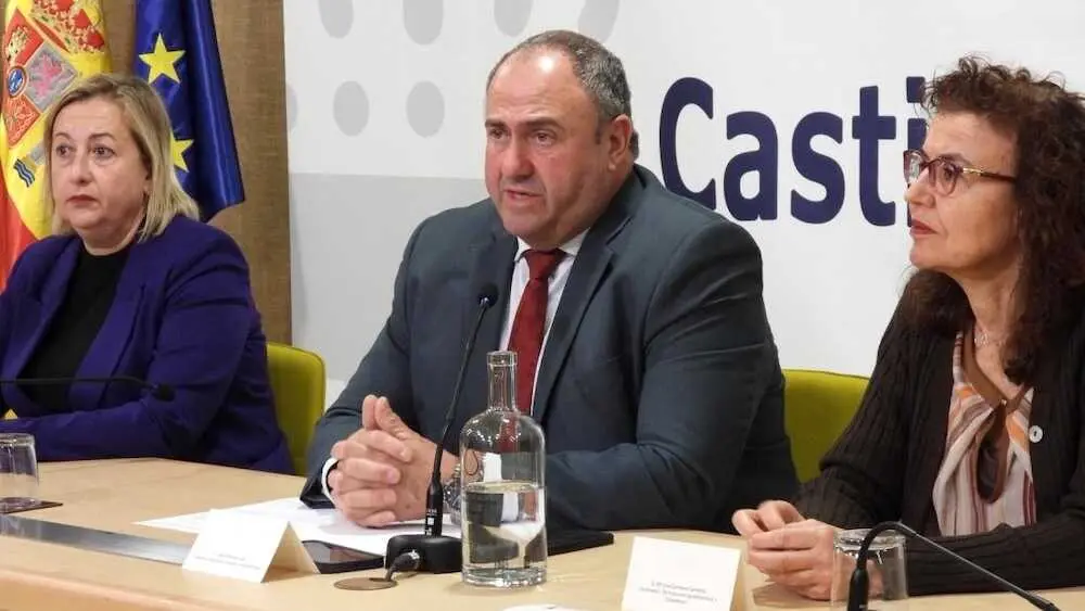 El consejero de Agricultura, Ganadería y Desarrollo Rural, Julián Martínez Lizán, ha informado en rueda de prensa sobre los galardonados en los Premios Columela 2026