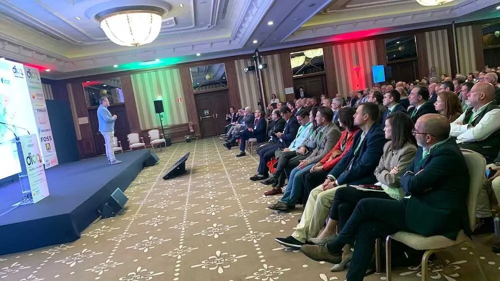 Cuatrocientos profesionales del aceite y el vino abordan futuro del sector en Castilla-La Mancha