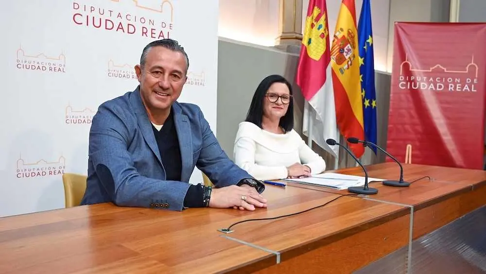 La portavoz del equipo de Gobierno de la Diputación de Ciudad Real, Rocío Zarco, junto al vicepresidente en rueda de prensa