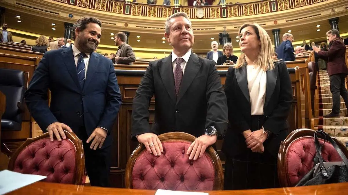 (I-D) El presidente regional del PP, Paco Núñez; el presidente de Castilla-La Mancha, Emiliano García-Page; y la portavoz del grupo socialista en las Cortes regionales, Ana Isabel Abengózar; en el Congreso momentos antes de defender la reforma del Estatuto de Autonomía - EP/Eduardo Parra