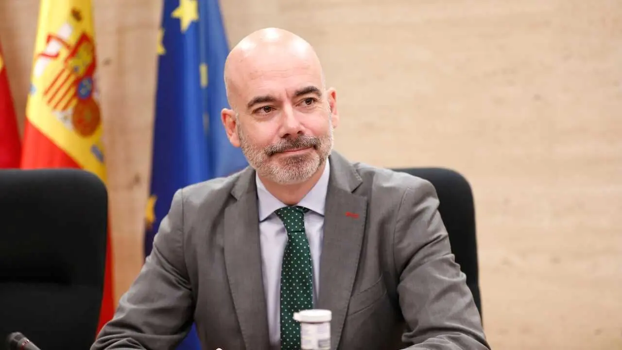 El director general de Recursos Humanos y Transformación del SESCAM, Iñigo Cortázar, ha comparecido en la Comisión de Sanidad del Parlamento Regional