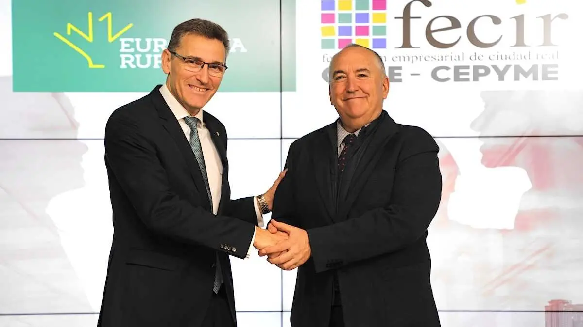 El director general de Eurocaja Rural, Víctor Manuel Martín López, y el presidente de la Federación Empresarial de Ciudad Real (FECIR), Carlos Marín de la Rubia, suscriben un convenio de colaboración.