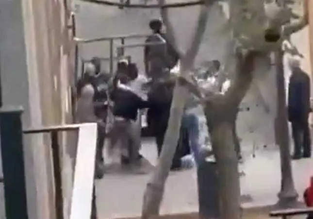 Propinan una brutal paliza a un hombre por recriminarles que casi lo atropellan