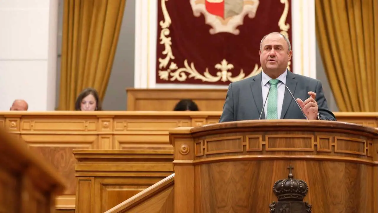 El consejero de Agricultura, Ganadería y Desarrollo Rural, Julián Martínez Lizán, durante su intervención este jueves en el Pleno de las Cortes regionales