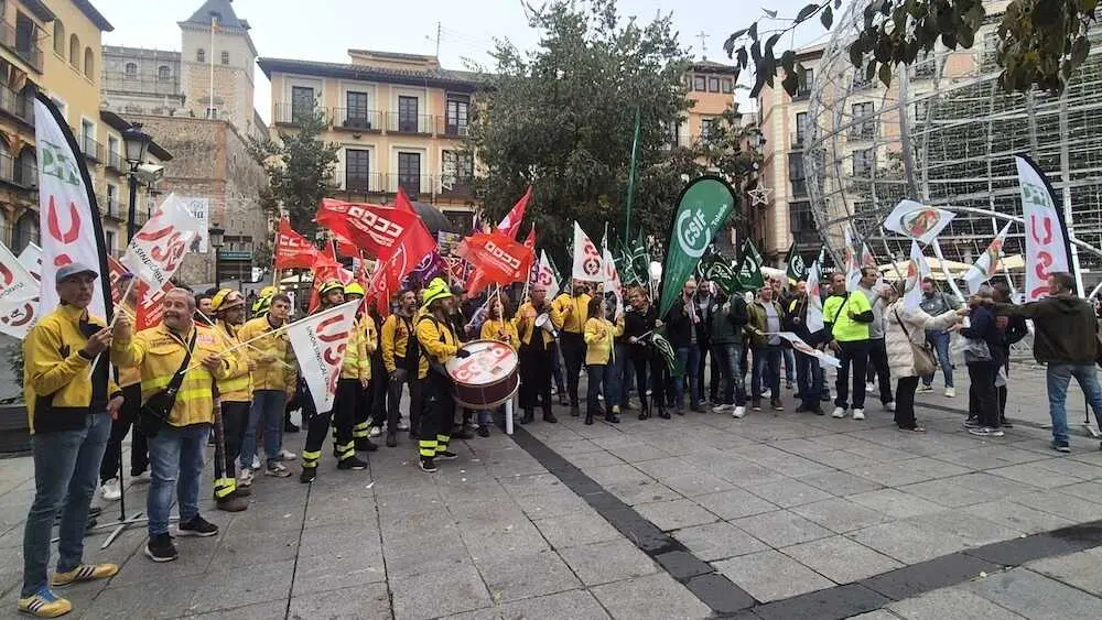 En la imagen trabajadores y representantes de los sindicatos en Geacama protestando este jueves en la Plaza de Zocodover de Toledo
