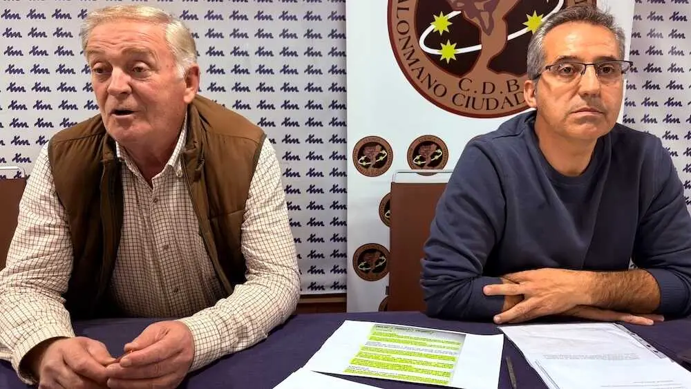En la imagen Jesús Pontones y Juan Olivares en un momento de la Asamblea del REBI Balonmano Cuenca