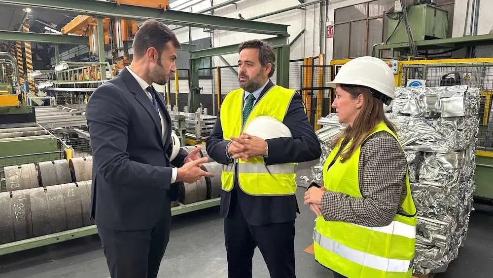 El presidente del PP de Castilla-La Mancha, Paco Núñez, durante la visita que ha realizado este viernes a la empresa Extrual en Albacete