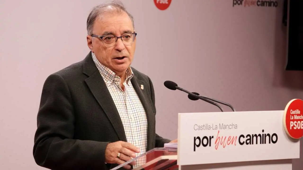 El secretario de Análisis y Estudios Estratégicos del PSOE de Castilla-La Mancha, Fernando Mora, durante la rueda de prensa que ha ofrecido este viernes en la sede de los socialistas en Toledo