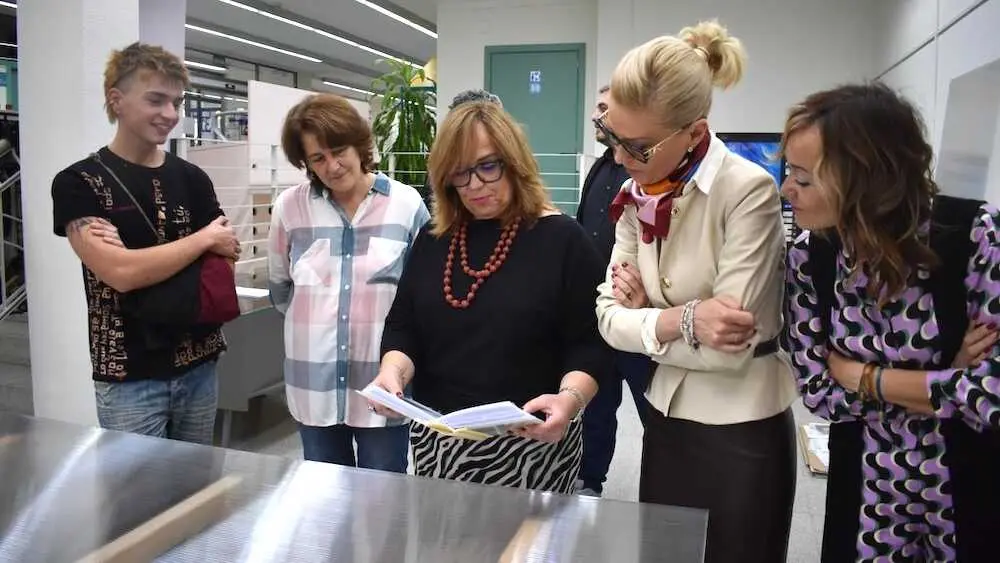 La viceconsejera de Cultura y Deportes, Carmen Teresa Olmedo, ha inaugurado en Cuenca las exposiciones '¿Qué es el campo?/No sé que es el campó' de Julia Alfaro y 'Aire 151 125' de Lorenzo Galgó