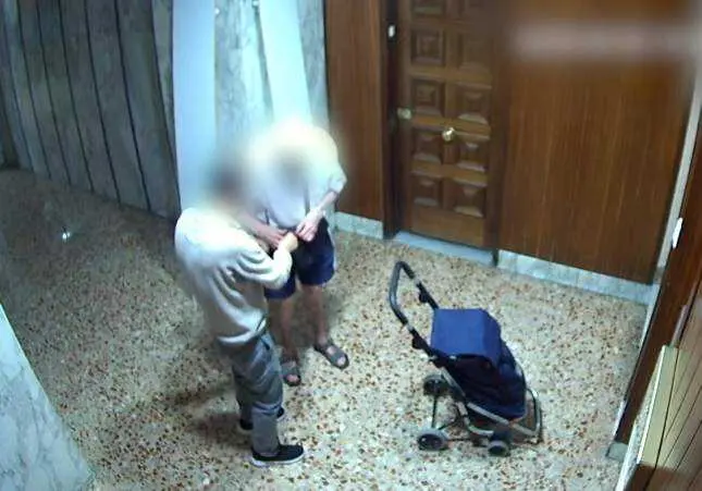 VIDEO. Tiran monedas para distraer a ancianos y aprovechan para robarles todo