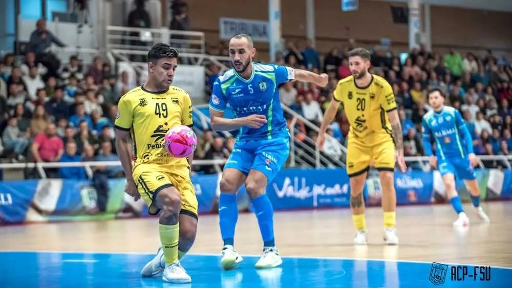 El Valdepeñas se afianza en casa con un triunfo trabajado ante el Peñíscola (1-0)