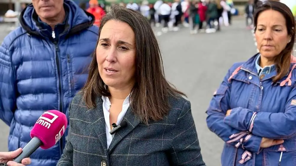 La portavoz regional del PP de Castilla-La Mancha, Alejandra Hernández, atendiendo a los medios de comunicación este domingo en Illescas (Toledo)