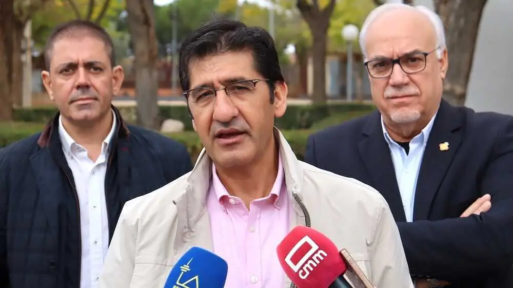 El secretario general del PSOE de Ciudad Real, José Manuel Caballero, atendiendo a los medios de comunicación este domingo en Manzanares (Ciudad Real)