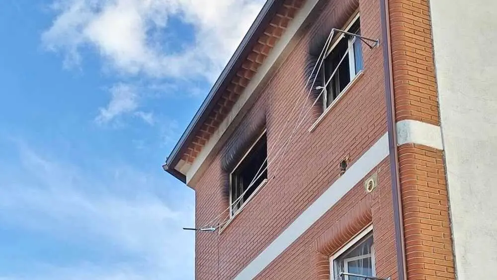 Sofocan un incendio en una vivienda de Villar de Olalla, originado por un cargador