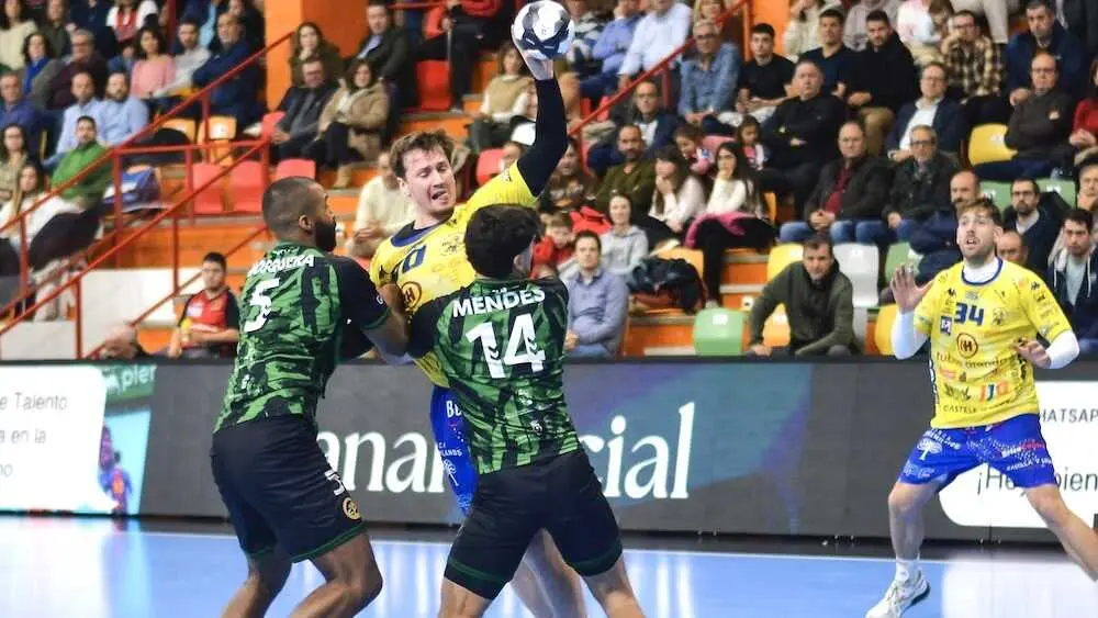 El Rebi Cuenca se lleva el partido de los porteros ante el Villa de Aranda (24-22) - Fotografía: J.A. Lillo