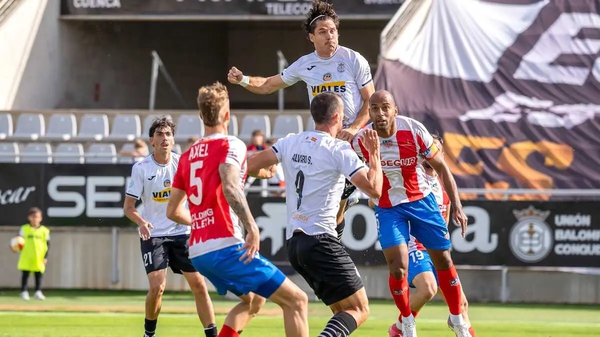 En la imagen de archivo el lateral del Conquense Nacho Ruiz en un salto durante un encuentro