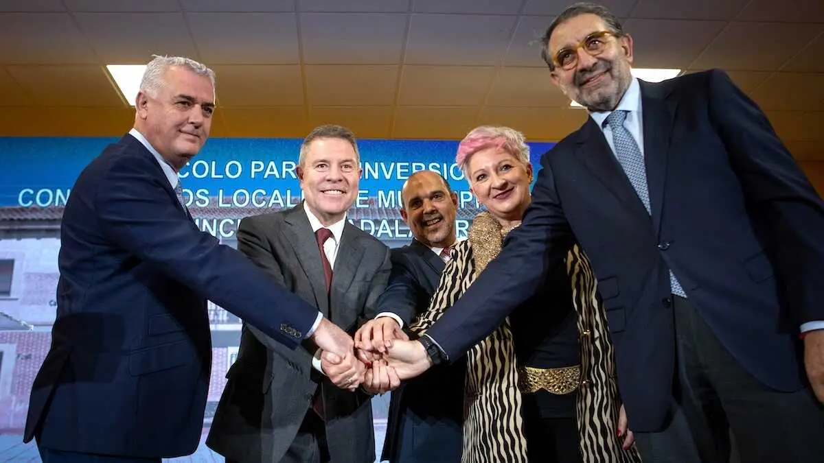 El presidente de Castilla-La Mancha, Emiliano García-Page, ha firmado este lunes en Tórtola de Henares (Guadalajara), el protocolo para la inversión en consultorios locales de la provincia de Guadalajara