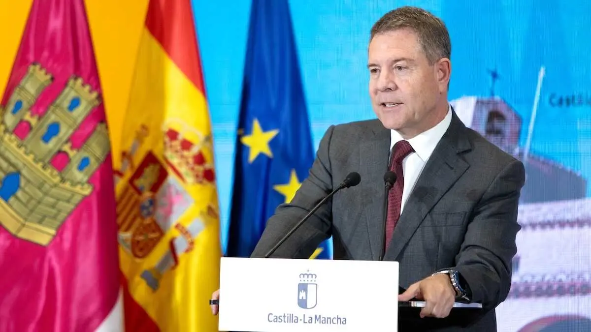 El presidente de Castilla-La Mancha, Emiliano García-Page, ha firmado este lunes en Tórtola de Henares (Guadalajara), el protocolo para la inversión en consultorios locales de la provincia de Guadalajara