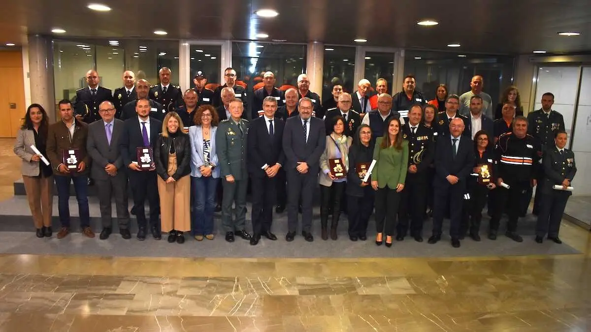 El viceconsejero de Administración Local y Coordinación Administrativa, Eusebio Robles; entrega las medallas y placas de Protección Civil de Castilla-La Mancha 2025